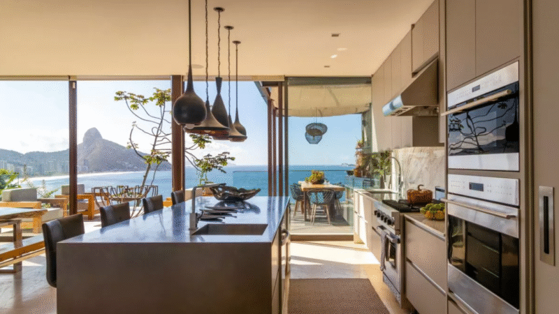 As 5 Melhores Luminárias Pendentes para Cozinha Moderna [+ Guia Completo]