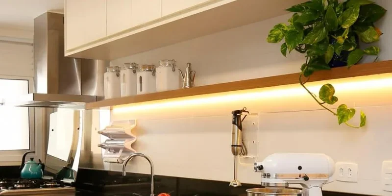 Perfis de LED para armários: iluminação funcional e moderna