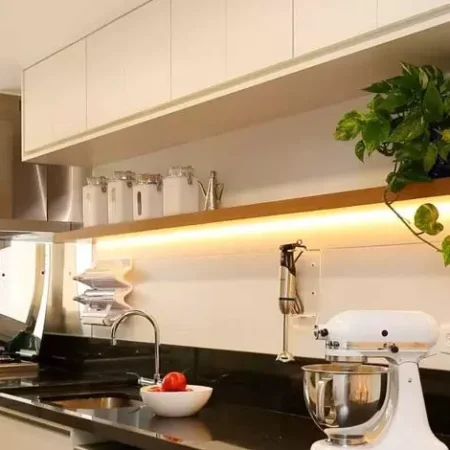 Perfis de LED para armários de cozinha: guia de iluminação