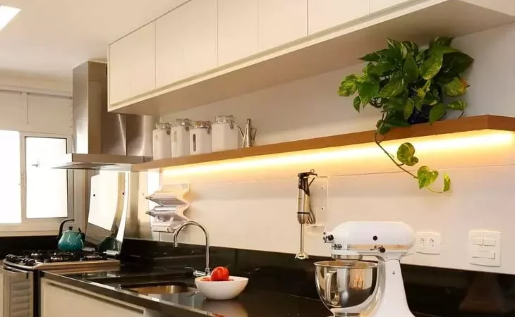 Perfis de LED para armários de cozinha: guia de iluminação